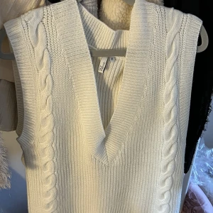 Stickad väst nelly - Kabelstickad väst från Nelly i perfekt skick! Inga noppror & sticks inte!🥳 strl XS men stor i storleken så passar upp till M❣️ så fint till volangkjol i vår!💓