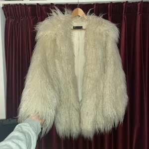 Fuskpäls - Köpt på Asos- endast någon månad sedan, är sparsamt använd- som ny. ✨ Pris diskuterbart!