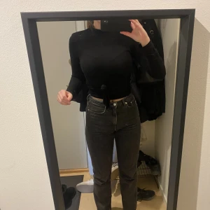 Tight långärmad  - En tröja med band som man kan knyta antingen framme eller bakom. Bra skick 