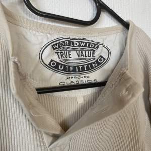 Beige vintage långärmad tröja i stretchigt material (ungefär storlek S)