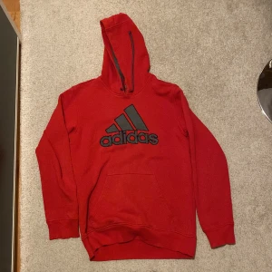 Vintage adidas hoodie - Passar bra för en y2k look 