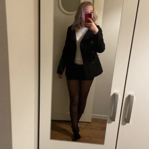 kappa - säljer denna kappa som jag köpte här på plick (andra bilden är från den jag köpte den av) Den är från hm. kom privat för mer info.