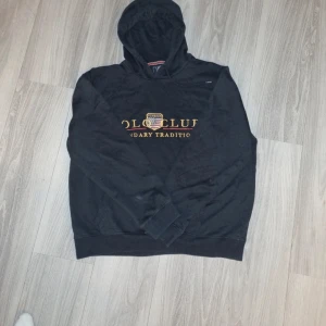 Polo Club Hoodie - En svart polo club hoodie i storlek xxl. Endast använd ett fåtal gånger. Köpt på Stadium.