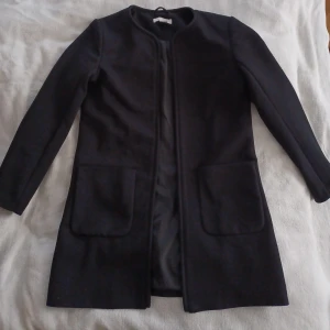 H&M  - Tunnare jacka/kofta från H&M. Sparsamt använd.