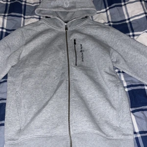 Sailracing zipup - Hel och ren, sparsamt använd i fint skick, köpt för 1200kr