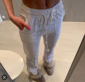 Linnebyxor - Säljer mina linnebyxor ifrån by Anastasia då de aldrig har kommit till användning. Linnebyxorna är i ett mycket fint skick och knappt använda. (Köp görs med Swish). Lånade bilder. 