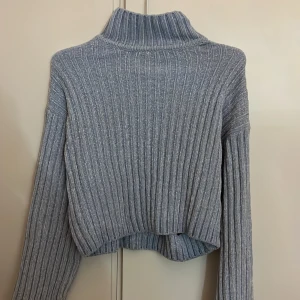 Ljusblå långärmad tröja - Tröjan är väldigt varm och skön. Perfekt för vintern.