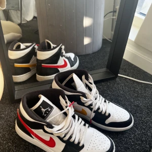 Jordan 1 - Säljer mina air Jordan 1 alternate swoosh som är i nyskick. Skolåda o och äkthetsbevsis tillkommer! Det är köpa på goat nypris 3000. Storlek US 40, passar även 39(38)