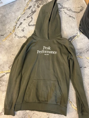 Peak hoodie - Mörkgrön peak hoodie i super fint skick.  Storlek 170, skulle säga att den passar 34/36. 