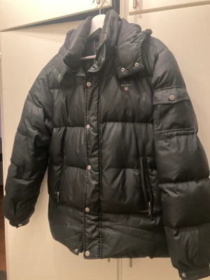 Gant jacka - Funkar men som det synd på bilden så är höger underarm fixad. 