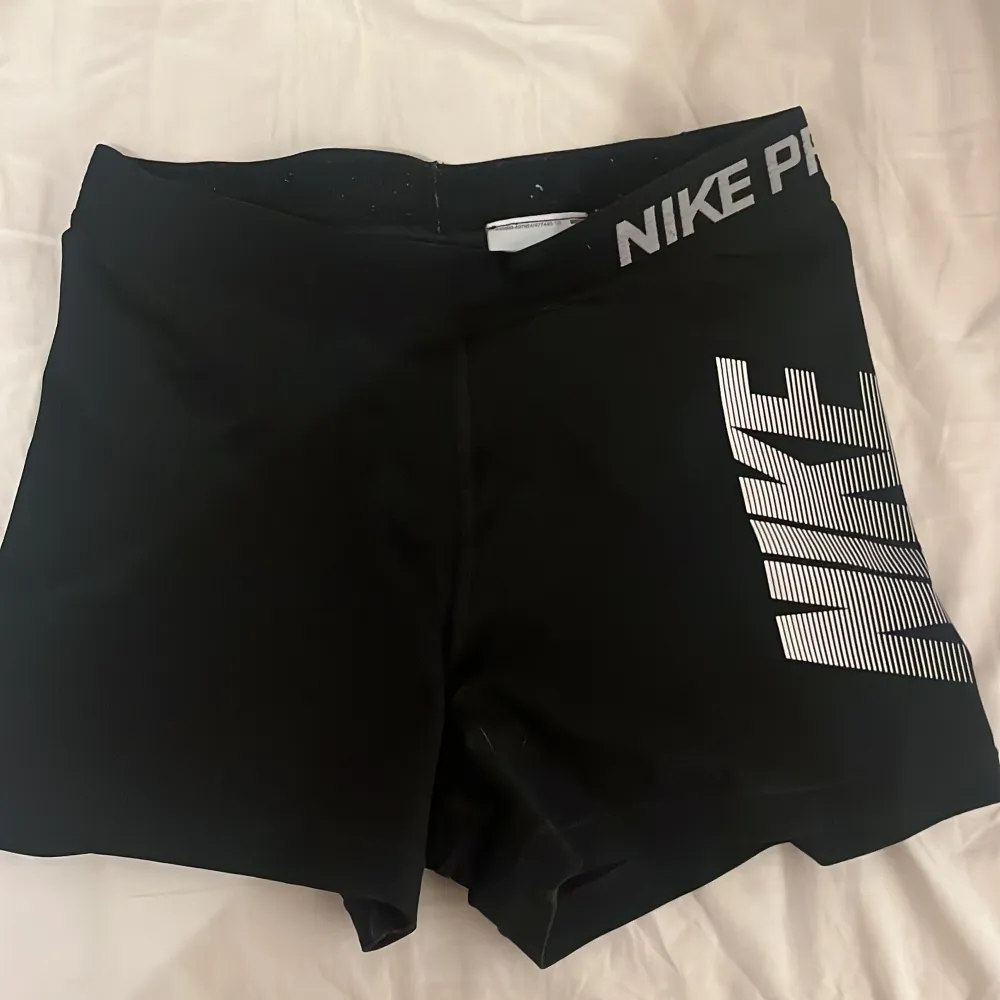 Nästan helt nya och oanvända nike pro shorts där det står nike på sidan. Nypris 549kr och jag säljer för 250kr! . Shorts.