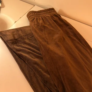 Mjukissett  - Mörkbrunt mjukisset från hm, byxorna är raka och koftan är kort, använd några gånger