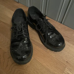 Skor - Super coola svarta skor! Gör outfiten jätte unik och cool :) Har dock effekter på baksidan vid hälarna därav priset.  Hör av dig vid frågor💛
