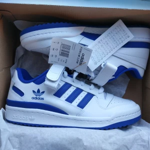 Helt nya Adidas forum low - Passade inte mig men glömde skicka tillbaka i tid. Nypris runt 1200.  Kolla gärna in mina andra annonser. Nya och oanvända skor och jeans etc☺️ 