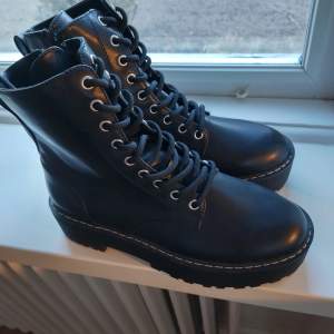 Helt nya Boots/kängor från H&M.