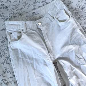 Snygga vita jeans!🫶🏻 har själv sytt ned dem lite så att de inte är lika högmidjade😊