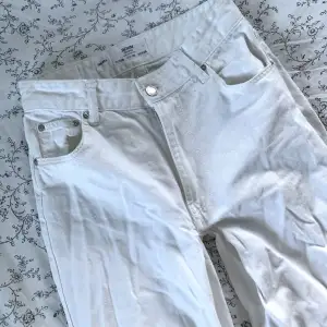 Snygga vita jeans!🫶🏻 har själv sytt ned dem lite så att de inte är lika högmidjade😊