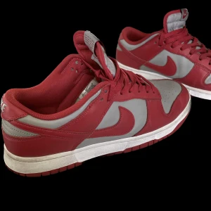 Nike Dunk Low Retro Medium Grey Varsity Red UNLV (GS) - Säljer mina dunks, använt några gånger.  Ingen låda 