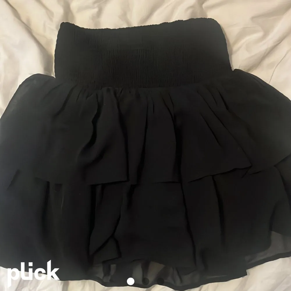 Säljer min fina svarta volang kjol från Kappahl. Storleken är 158/164 men passar mig som har xs. Strechig! . Kjolar.