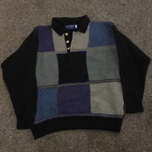 Stickad tröja - Sitter som en xs. Väldigt varm och ganska unik