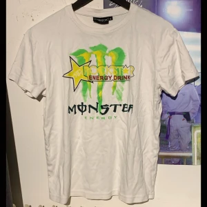 monster energy tröja - monster energy tshirt, fick den av en bekant så vet ej hur använd den är osv. 