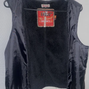 Vintage väst - En vintage väst med foder på insidan! Endast använd fåtal ggr. Skriv för bilder hur den ser ut på