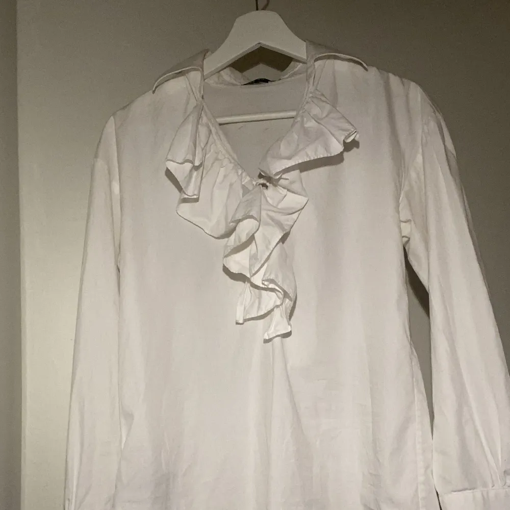 En vit Ralph Laurent skjorta. Nästan oanvänd. Storlek Xs men passar S/M. Blusar.