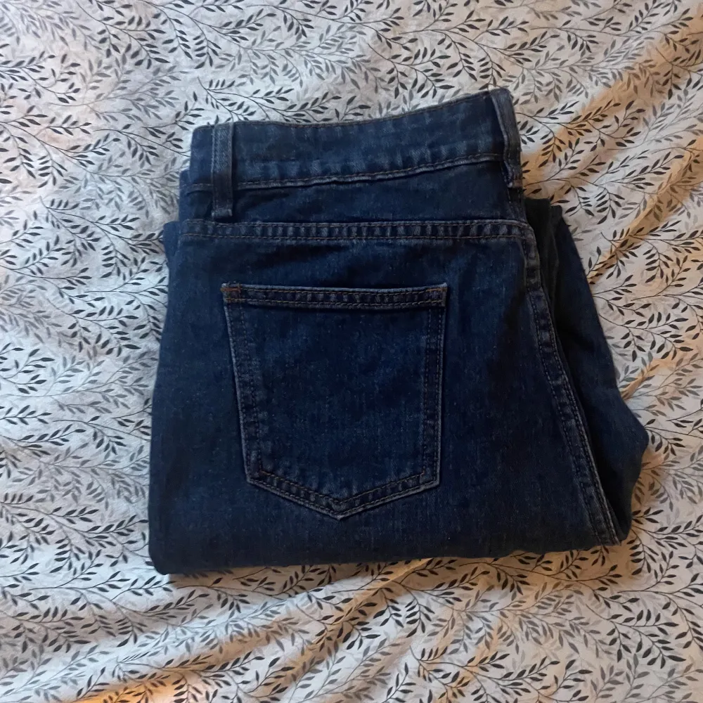 Blåa straight jeans ifrån SHEIN i storlek ”petite M”, dvs passar de dig som är lite kortare. Jag är 159cm och de passade mig bra i längden.  De är aldrig använda, bara provat de. De är i fint skick. Kan mötas upp i Göteborg eller så betalar köparen frakt☺️. Jeans & Byxor.
