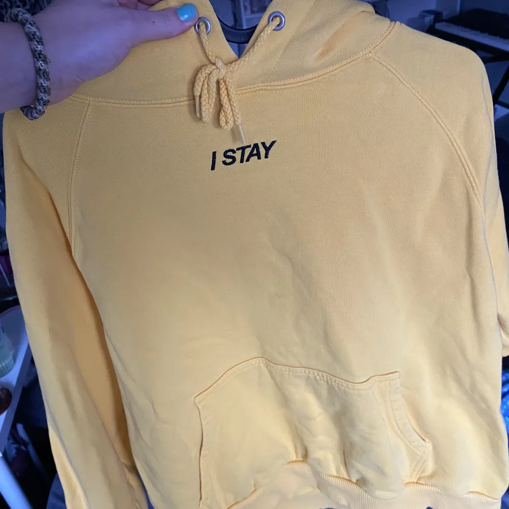 Säljer denna för den inte riktigt är min stil. Den sista bilden ser tröjan väldigt ljus ut men den rätta gula färgen ser man tydligast på 2:a bilden💛Den är i storlek XL men skulle säga att den mer är en M/L ☺️Nypris 400kr men säjer för 75kr. Hoodies.
