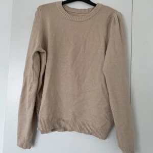Stickad tröja - Beige stickad tröja, med puffärmar. 