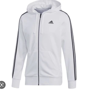 Vit adidas hoodie - Säljer min vita adidas full zip hoodie i herrstorlek M. Lite oversized på mig som tjej Xs-S. Använd 1 gång. Köpt för 700.