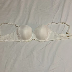 Vit BH från Twilfih - Vit Balconette BH med avtagbara band från Twilfit. Storlek 75B. Använd en del men fortfarande i mycket bra skick.