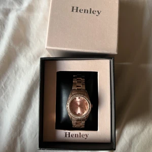 Henley klocka i roseguld.  - En väldigt fin klocka med stenar. Klockan är oanvänd, har endast varit i kartongen. Säljes för 200 kr, kan diskuteras vid snabbaffär.