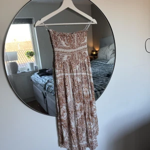 Bandeu- klänning - Säljer min fina bandeu klänning från bianca ingrossos kollektion tillsammans med ginatricot. Jättefint mönster och stretchigt. Använd en gång. Storlek S. 