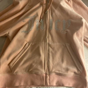 säljer denna juicy couture tröjan i rosa!  - den har varit använd  5-10 gånger, och är i nästan nyskick. storlek: L men passar en M.  