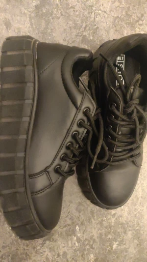 Svarta skor  - Har använt några gånger. Inga skador