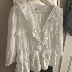 Topp med volang  - Säljer denna supersöta vita toppen!! 