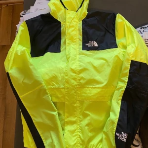 The North Face vindjacka M - Det finns några fläckar som inte är synliga, du kan se dem på andra bilden 