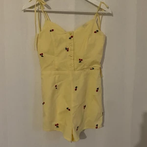 Emory Park playsuit  - Playsuit från Emory Park  Gul med körsbär   Aldrig använd  