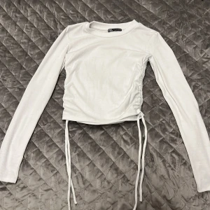 Tröja - Bra skick! Säljer pga aldrig använt. Jag är 155 och den passar även fast den är i storlek S. Köpte i november. Lite genomskinlig men väldigt fin!