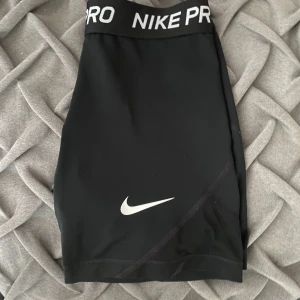 Nike Träningsshorts - Shorts från Nike, storleken finns inte på byxorna men skulle tro XS eftersom dem är för små för mig. Säljer då dem inte kommer till användning och som sagt för små. Om flera är intresserade startas budgivning! Köparen står för frakt ❤️