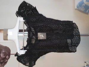 Ny topp - Ny topp från atmosphere med lappar kvar