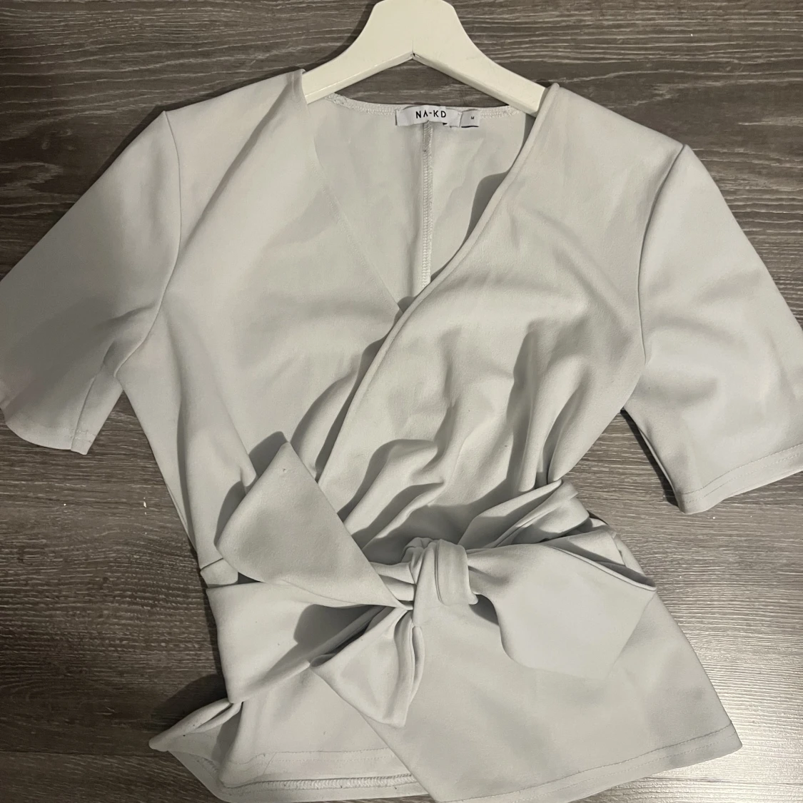 Nakd tröja med knyte i midjan 