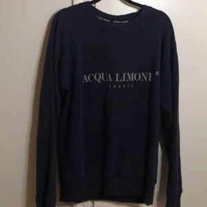 Acqua limone marinblå sweatshirt  - En Acqua limone marinblå sweatshirt i storlek S, använt ett par gånger men är i bra skick.