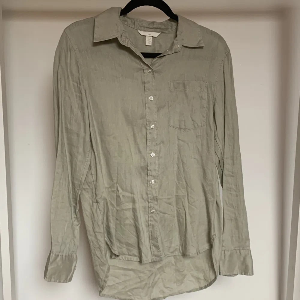 Ljusgrön linneskjorta från H&M. Använd en gång, i nyskick utan anmärkning. Behöver strykas. 🌻. Skjortor.