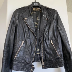Jofama skinnjacka Marie Serneholt - Säljer denna jofama skinnjacka ifrån Marie Senrneholts kollektion. Äkta svart skinn i storlek 36, knappt använd. Nypris 4900kr💕