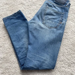 Scotch & Soda Jeans Blå - Säljer ett par skit snygga Scotch and Soda jeans i fint skick! Strl: 30/32 Sparsamt använd. Nypris runt 1599 kr.