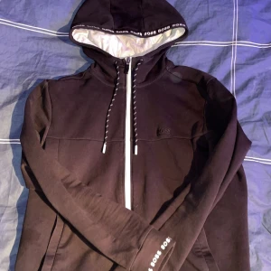 Hugo boss tröja - Storlek small Finns inte att köpa längre Fint skick.