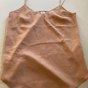 Arket linne - Jättefint korallinne från arket. Använd 3 ggr. Passar bra både till vardags och fest. Nypris 600kr.