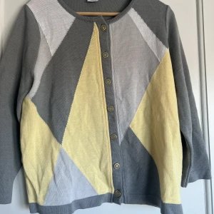 Unik mönstrad kofta - Unik mönstrad kofta, köpt från Sellpy. Står ingen strl men uppskattar till en M-L.💛✨